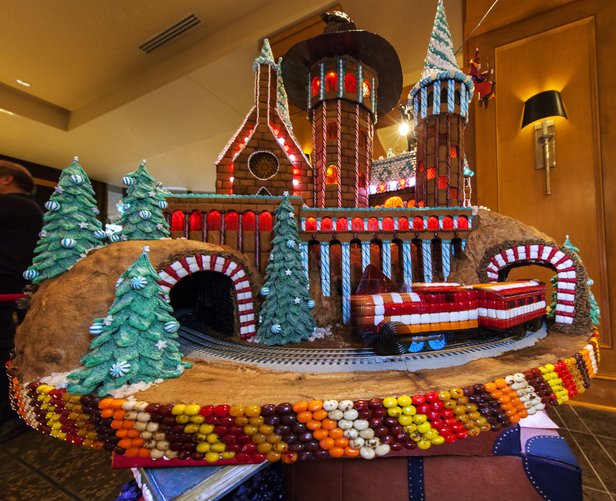 Hogwarts Express in gingerbread from 2016