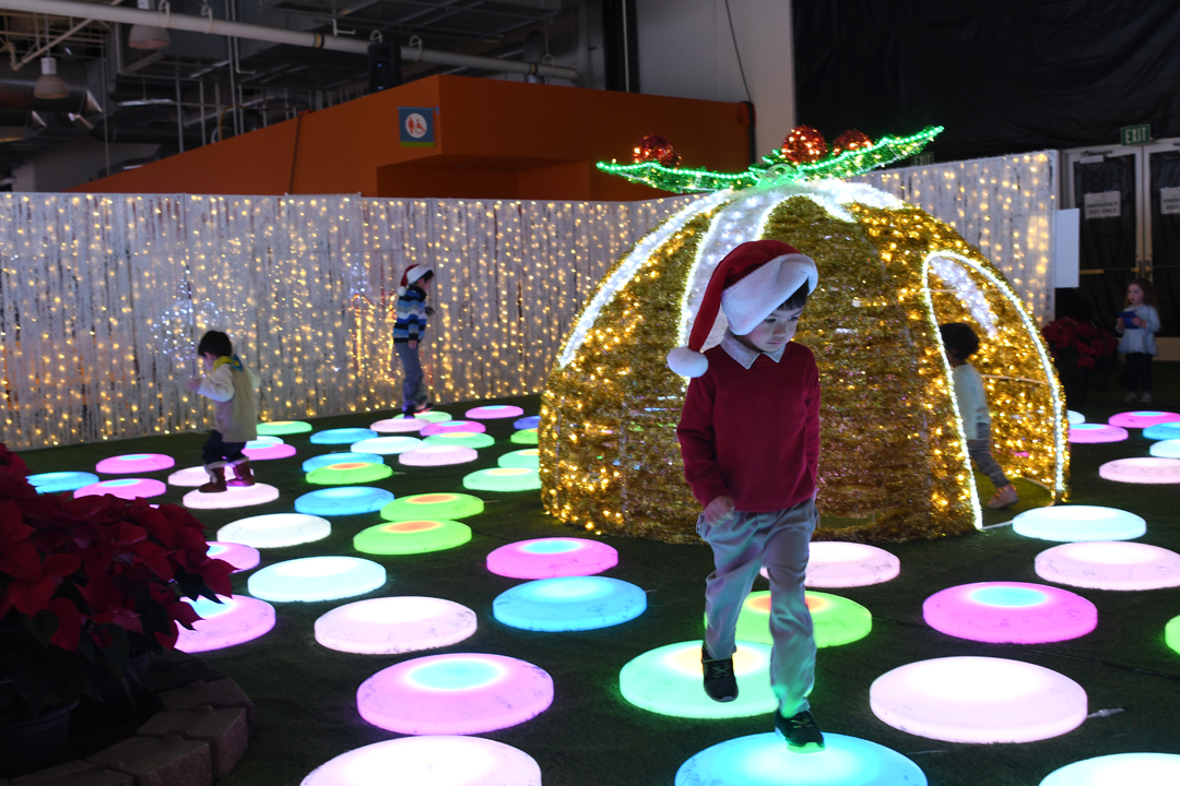 Lumaze-hopscotch-light-show-seattle-review-kids-families