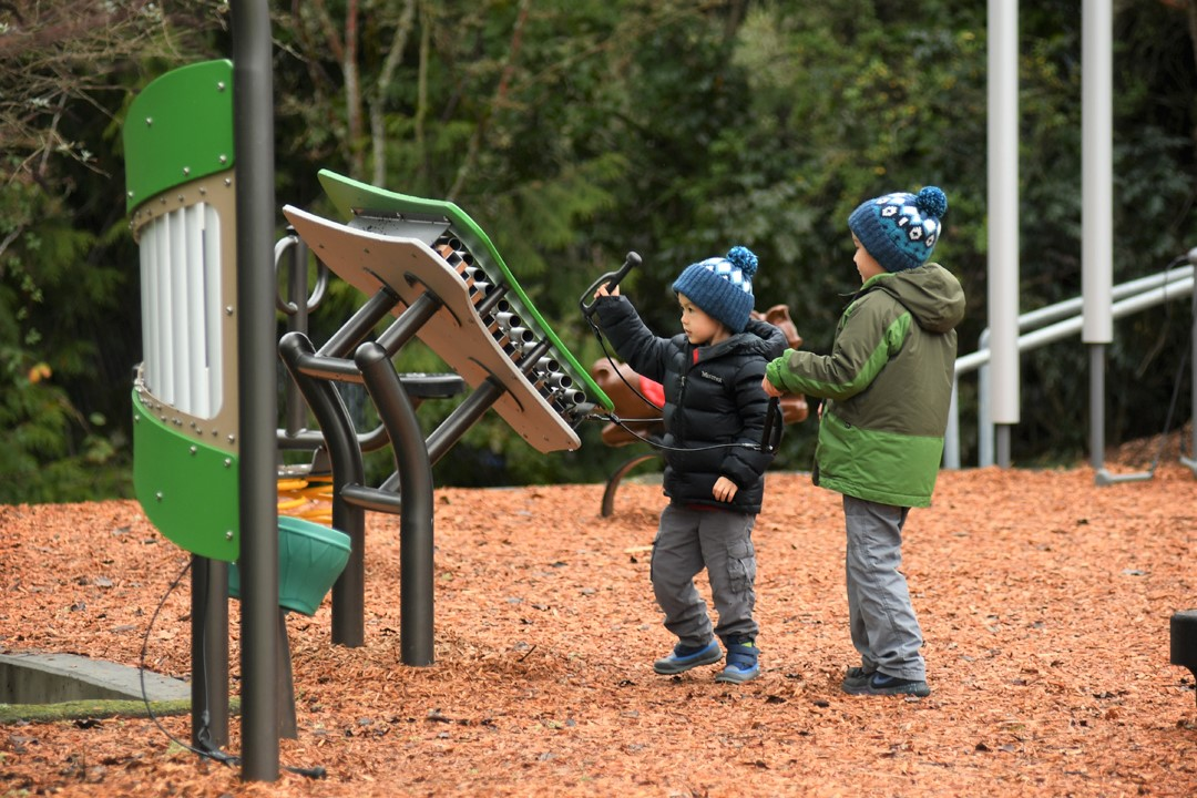 Kids-playing-musical-instruments-puget-ridge-new-park-west-seattle