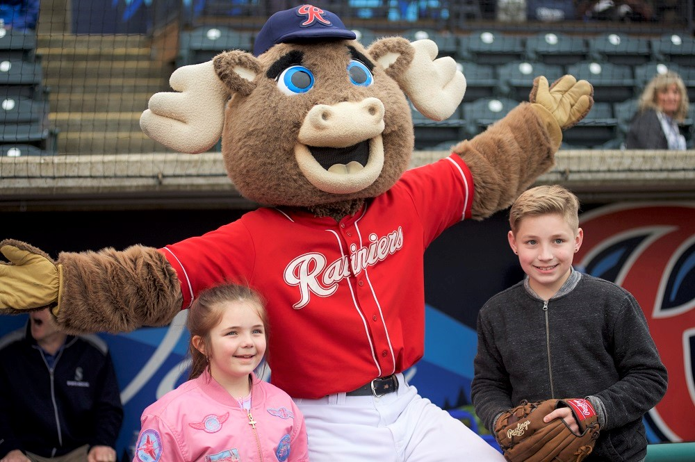 Tacoma-rainiers-mascot-rhubarb-fun-kids