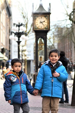 Vancouver-BC-kids-Gastown-steam-clock