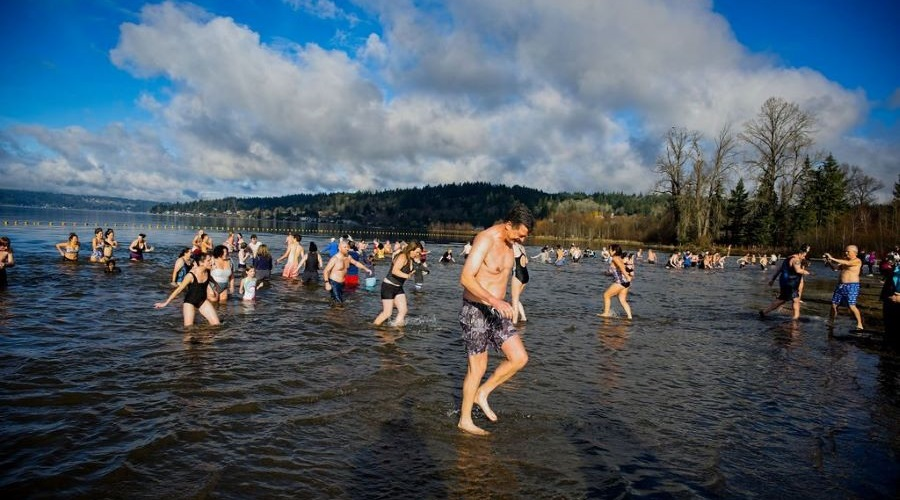 Families in Lake Sammamish participating in the New Year's polar plunge