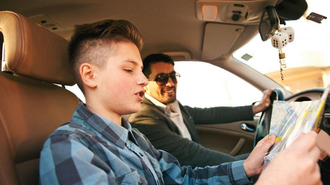 kid-using-map