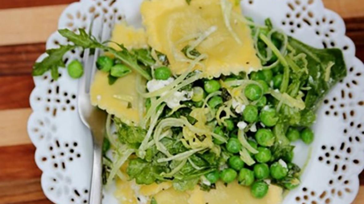 Zesty Ravioli Salad with Peas and Arugula 