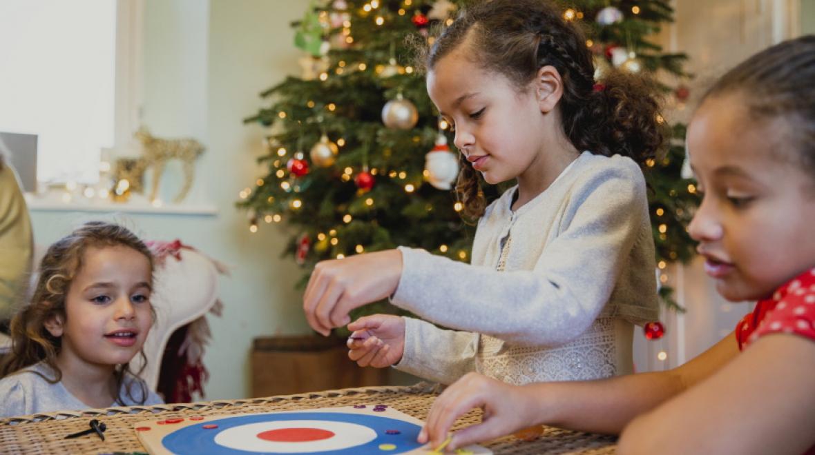 Kids-playing-board-games