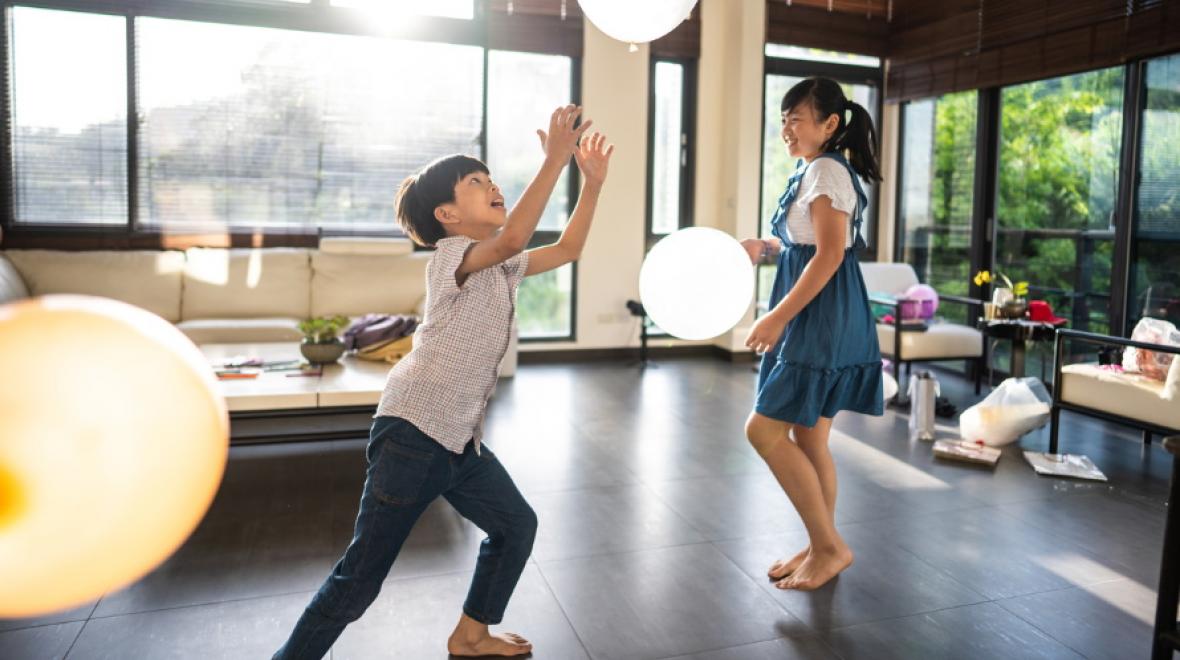 kids-playing-with balloons